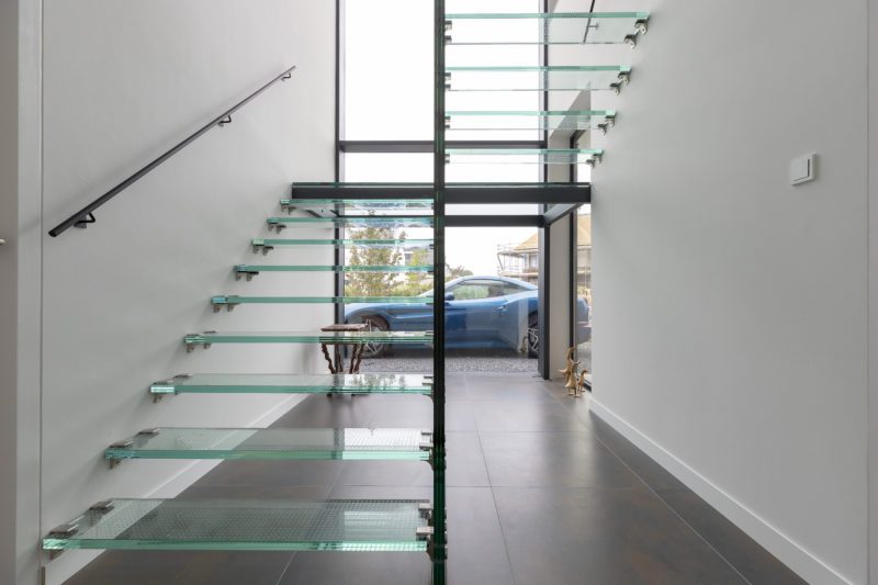 dragende glazen trap